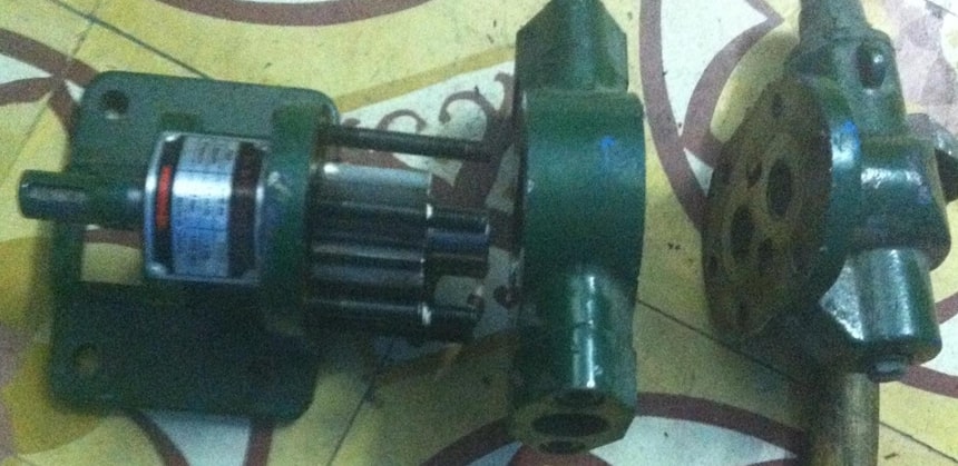 cach-thao-lap-va-thay-phot-bom-banh-rang-KCB-1