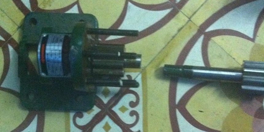 cach-thao-lap-va-thay-phot-bom-banh-rang-KCB-2