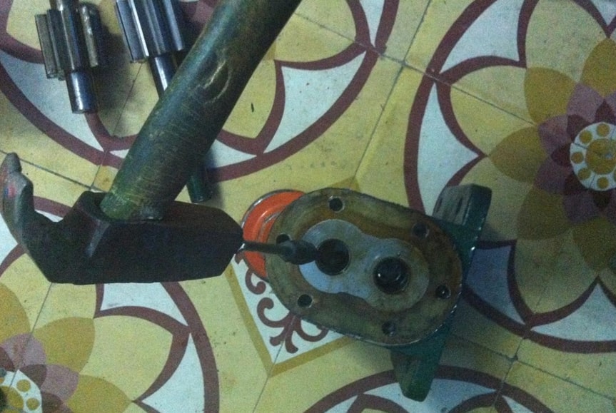 cach-thao-lap-va-thay-phot-bom-banh-rang-KCB-3